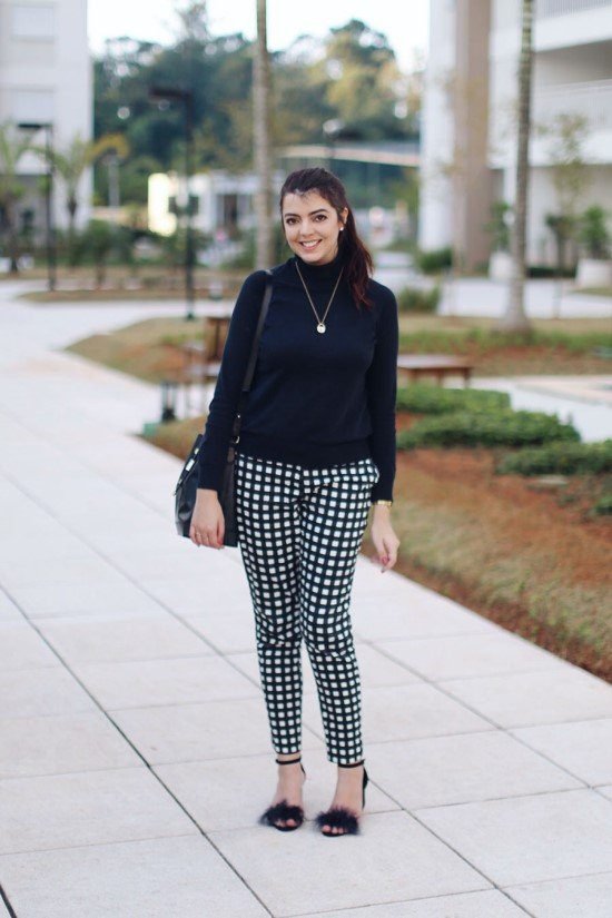 Look com calça quadriculada.
