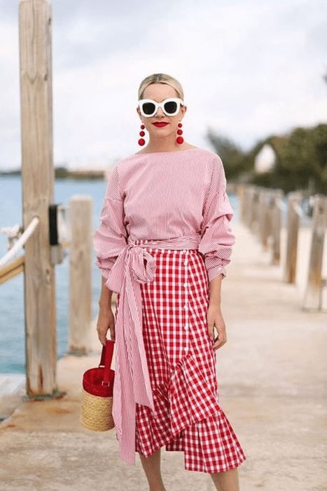 Look com saia quadriculada.