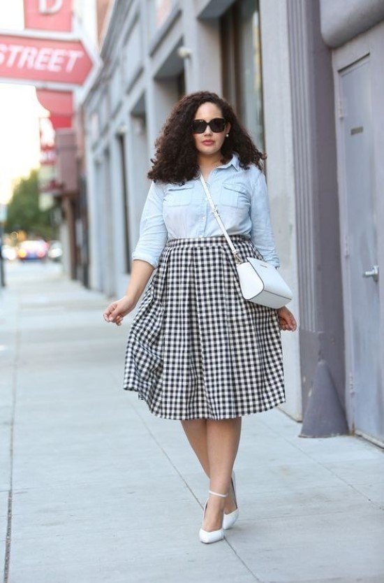 Look com saia quadriculada.