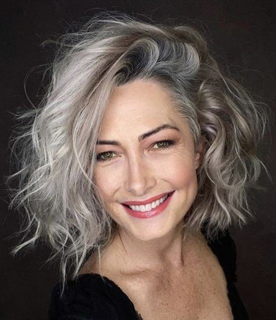 Corte de cabelo em camadas curto.