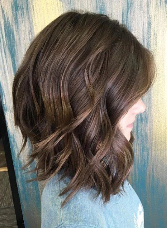 Corte de cabelo em camadas tamanho médio.