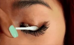 Como tirar os cílios fio a fio sozinha: 3 formas | Almanaque da Mulher