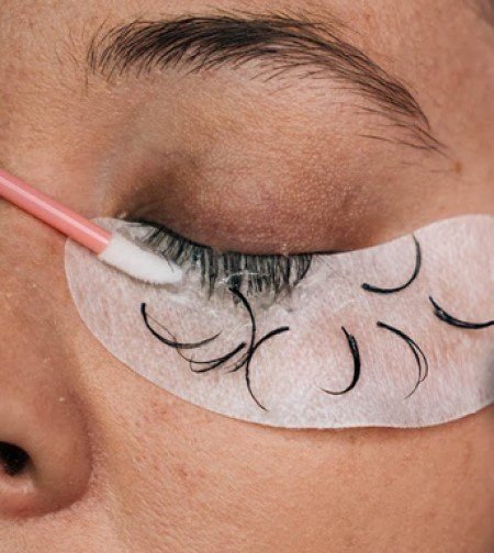 Como tirar os cílios fio a fio sozinha: 3 formas | Almanaque da Mulher