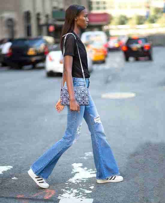 Calça flare jeans com tênis.
